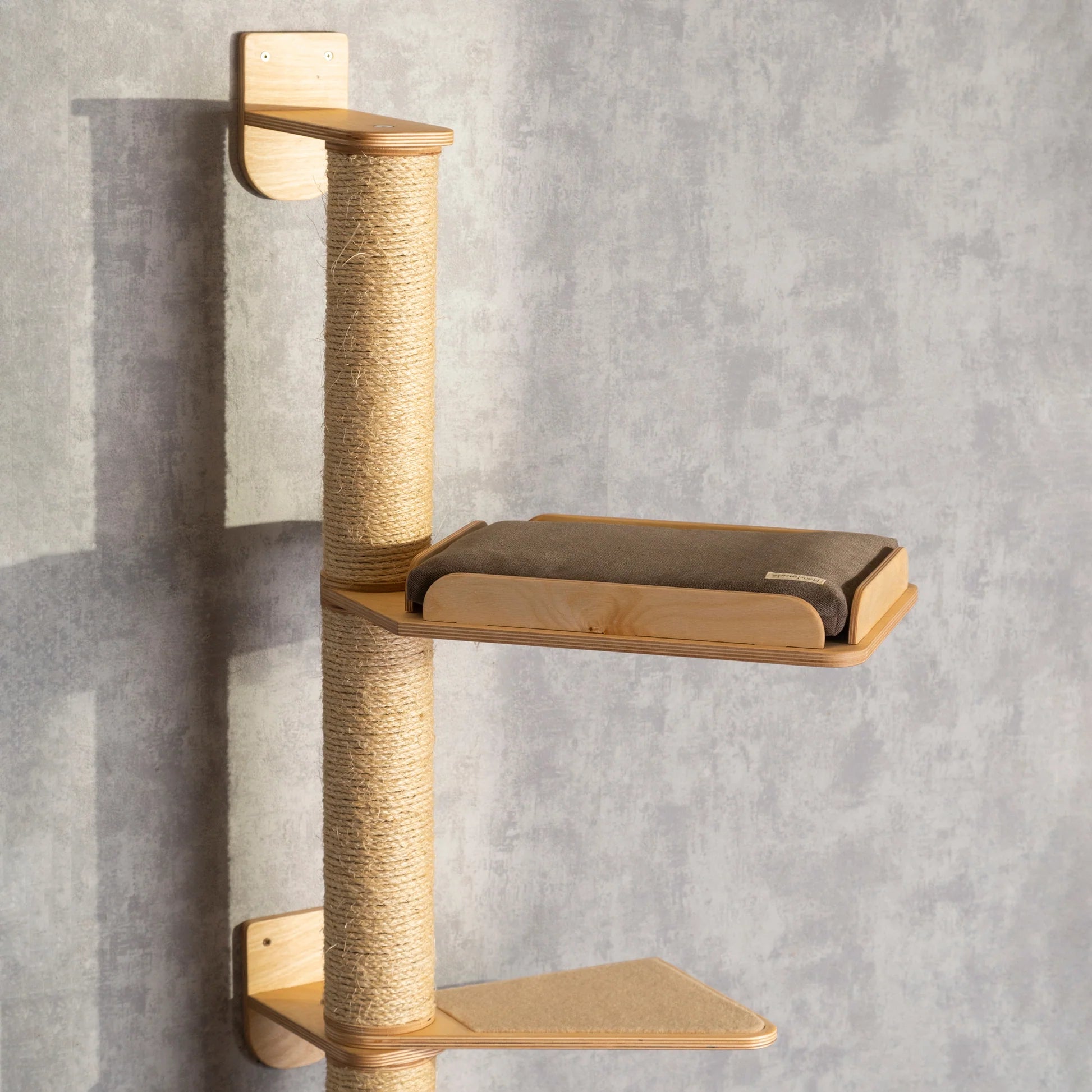 luxurious-cat-bed-with-integrated-shelves