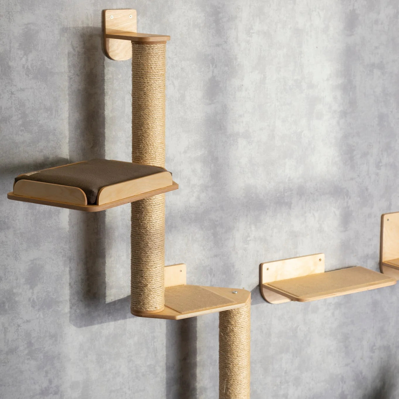 luxurious-cat-tree-with-integrated-bed-feeder
