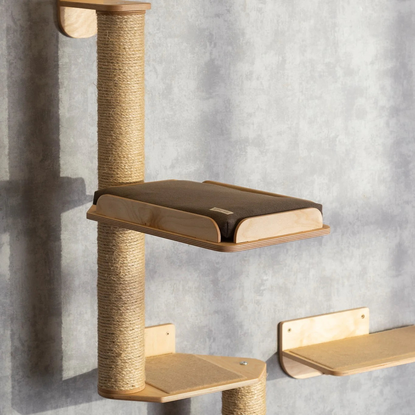 luxurious-cat-tree-with-integrated-bed-feeder