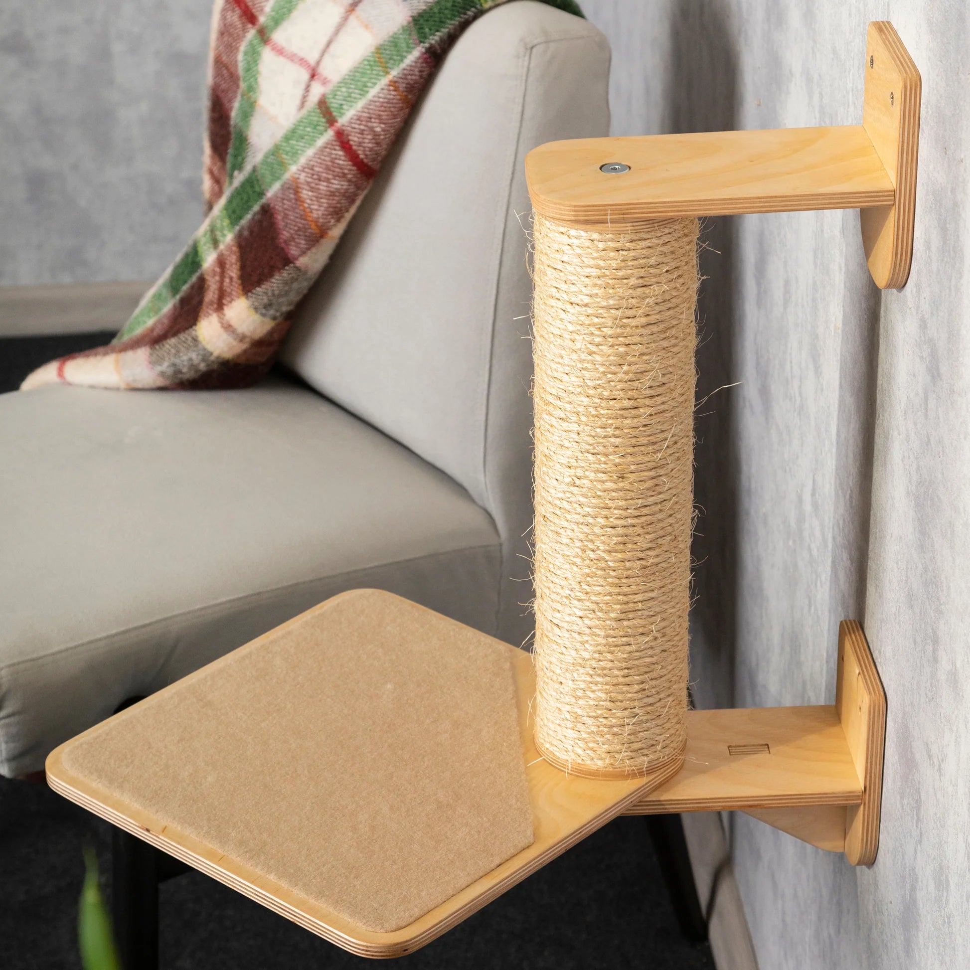 scratching-post-with-removable-shelf-for-pet
