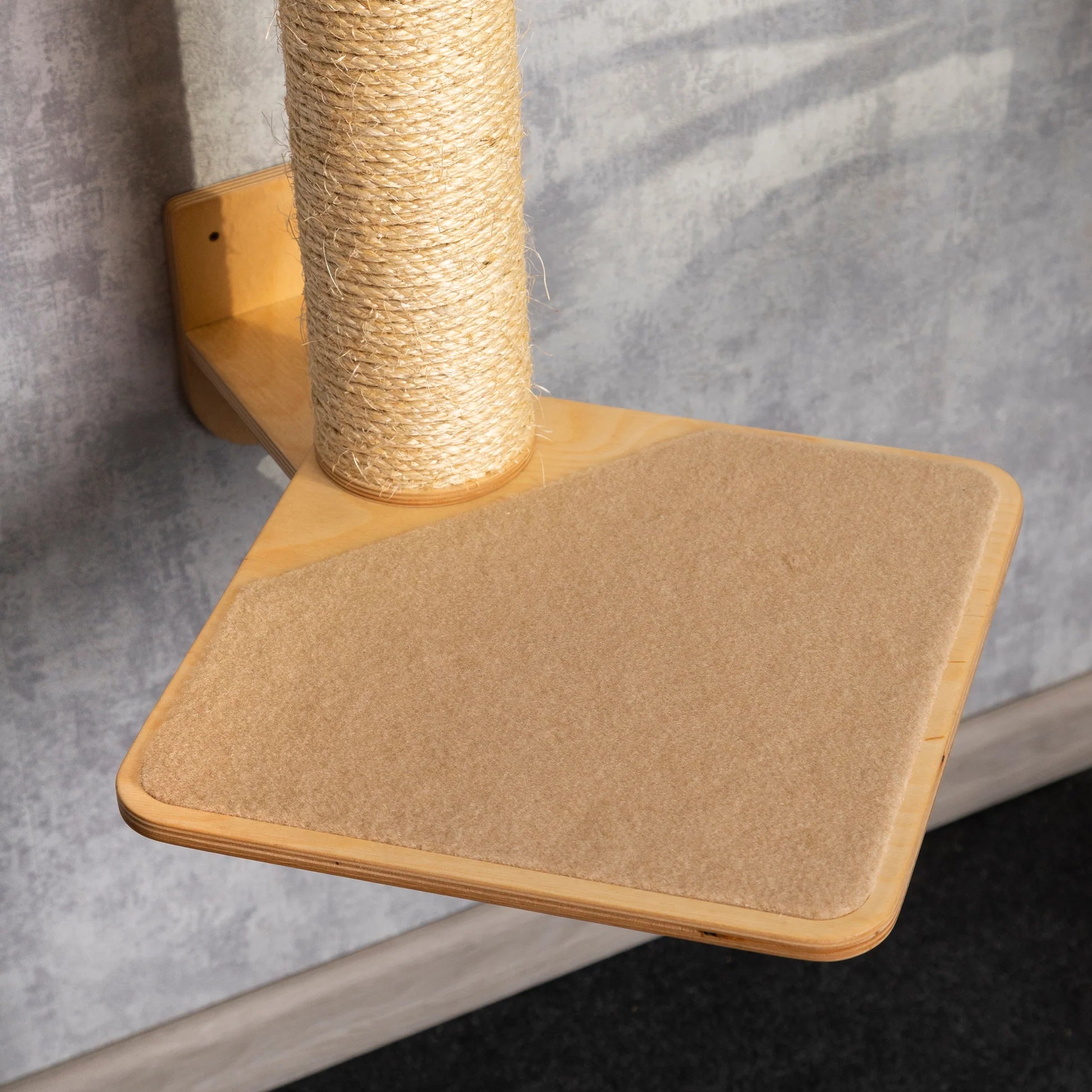 scratching-post-with-removable-shelf-for-pet