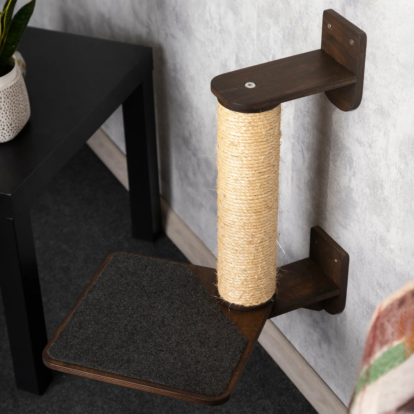scratching-post-with-removable-shelf-for-pet