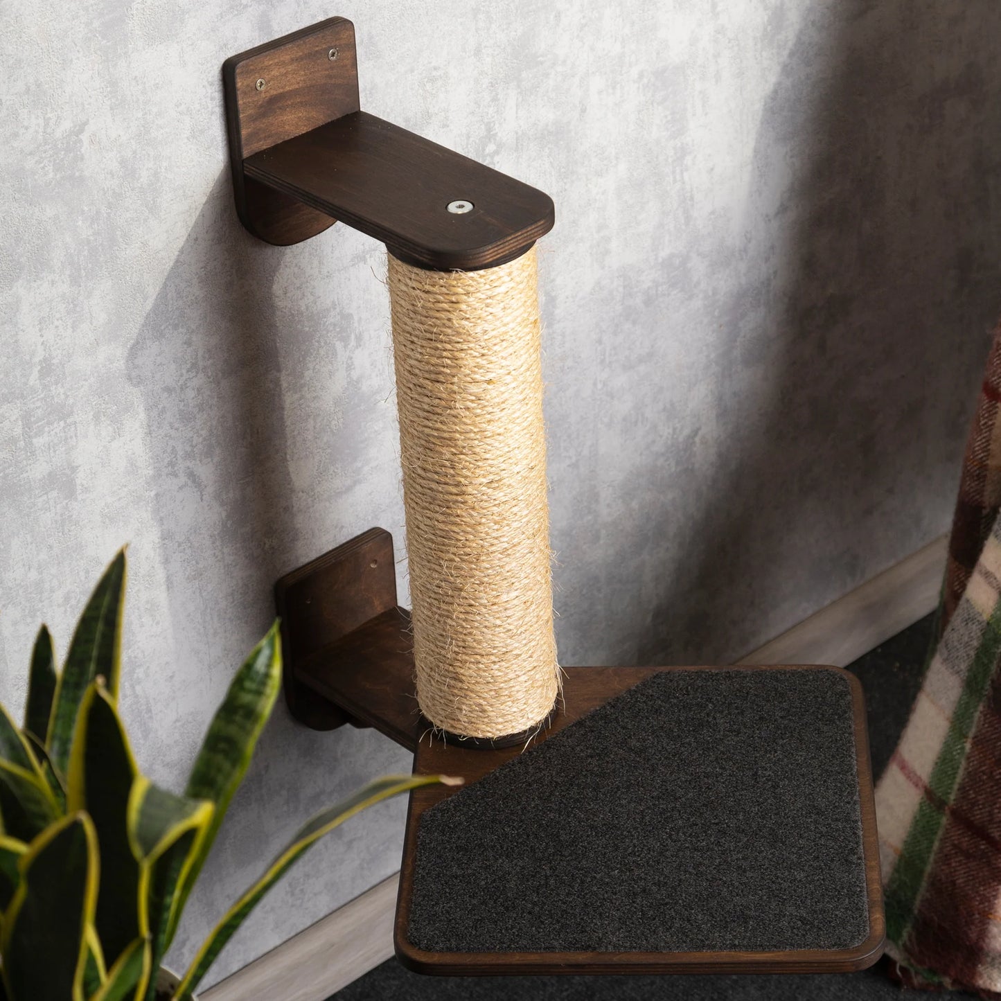 scratching-post-with-removable-shelf-for-pet