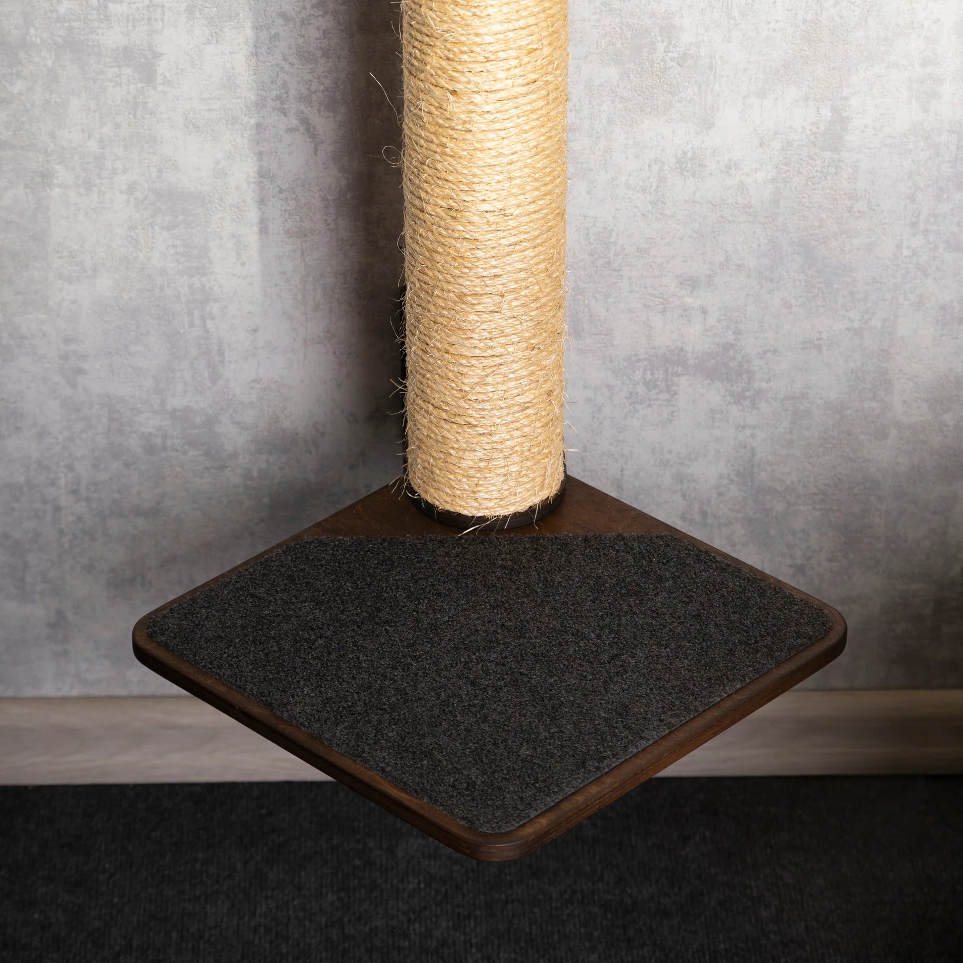 scratching-post-with-removable-shelf-for-pet